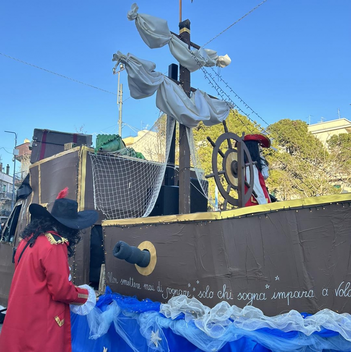 Carnevale: prima sfilata di carri e gruppi mascherati